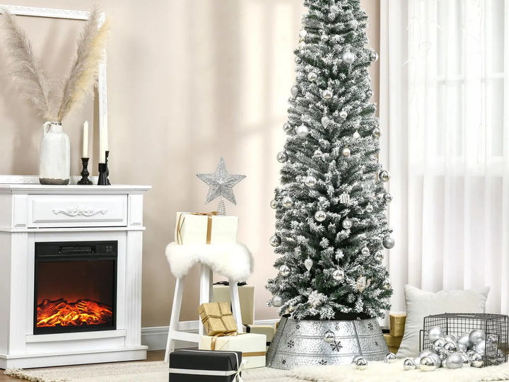 Hoge smalle besneeuwde kerstboom