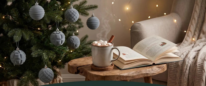 Twaalf grijze fluwelen kerstballen met reliëf