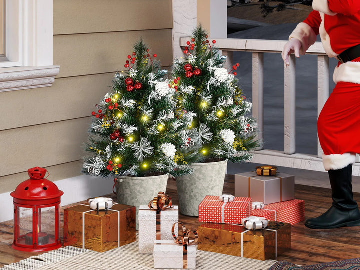 Twee kleine kerstboompjes met versiering