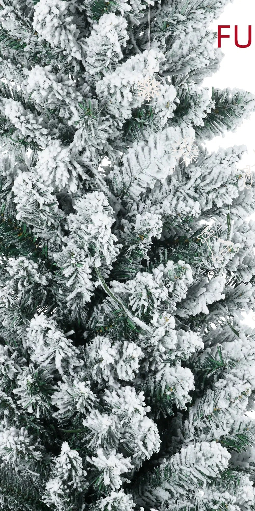 Besneeuwde smalle kerstboom met warme lichtjes