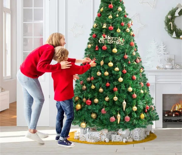 Grote volle groene kerstboom