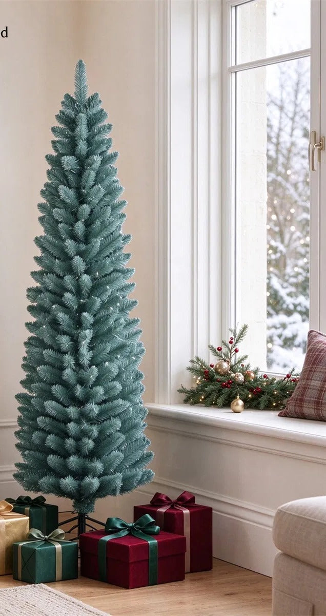 Smalle kleine berijpte kerstboom
