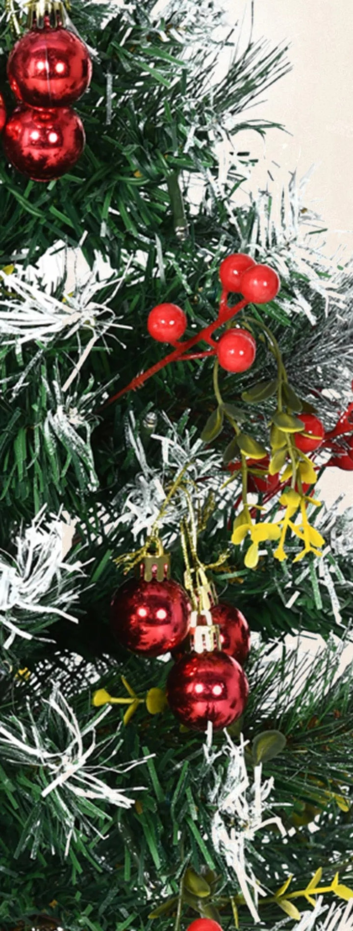 Twee kleine kerstboompjes met versiering