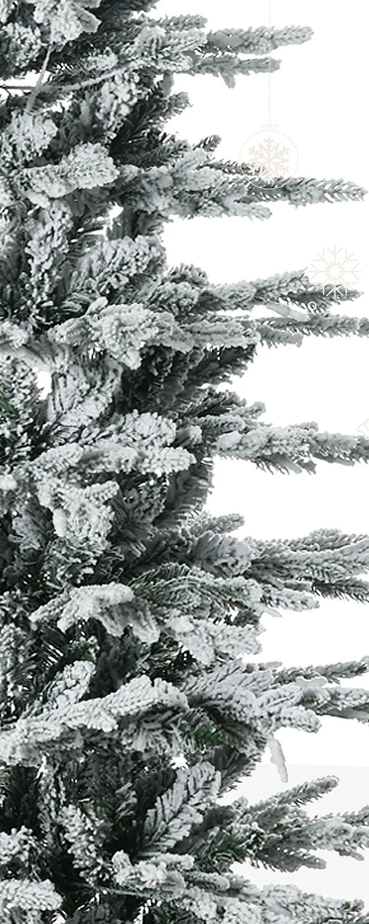 Grote besneeuwde kerstboom met heldere lampjes
