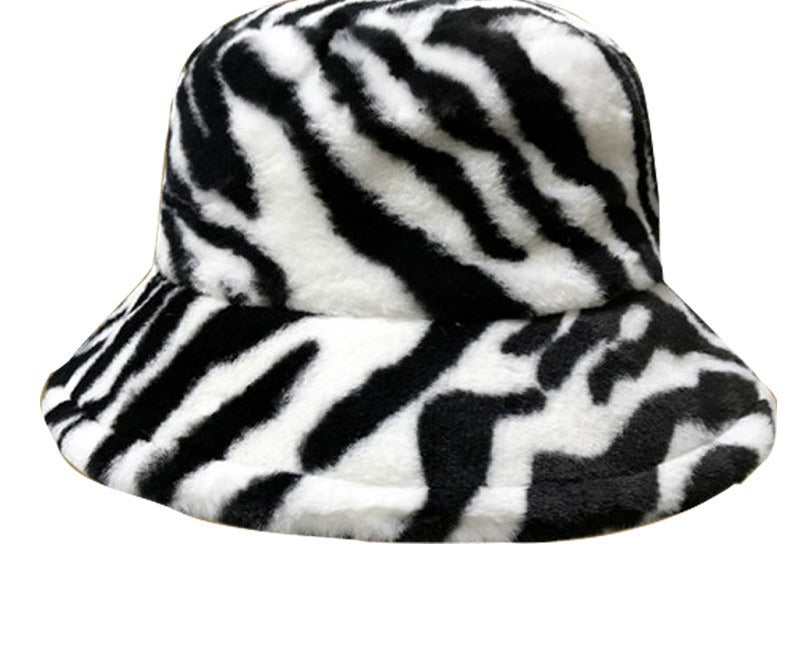 Pluizige bucket hat met koeienprint