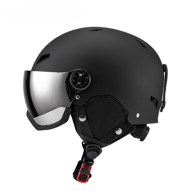 Skihelm met geïntegreerd vizier en aerodynamische schaal