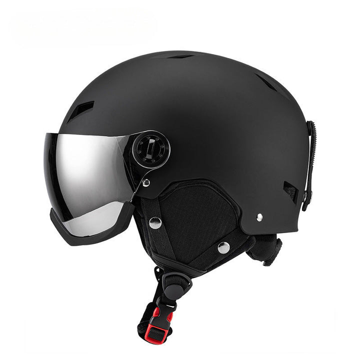 Skihelm met geïntegreerd vizier en aerodynamische schaal