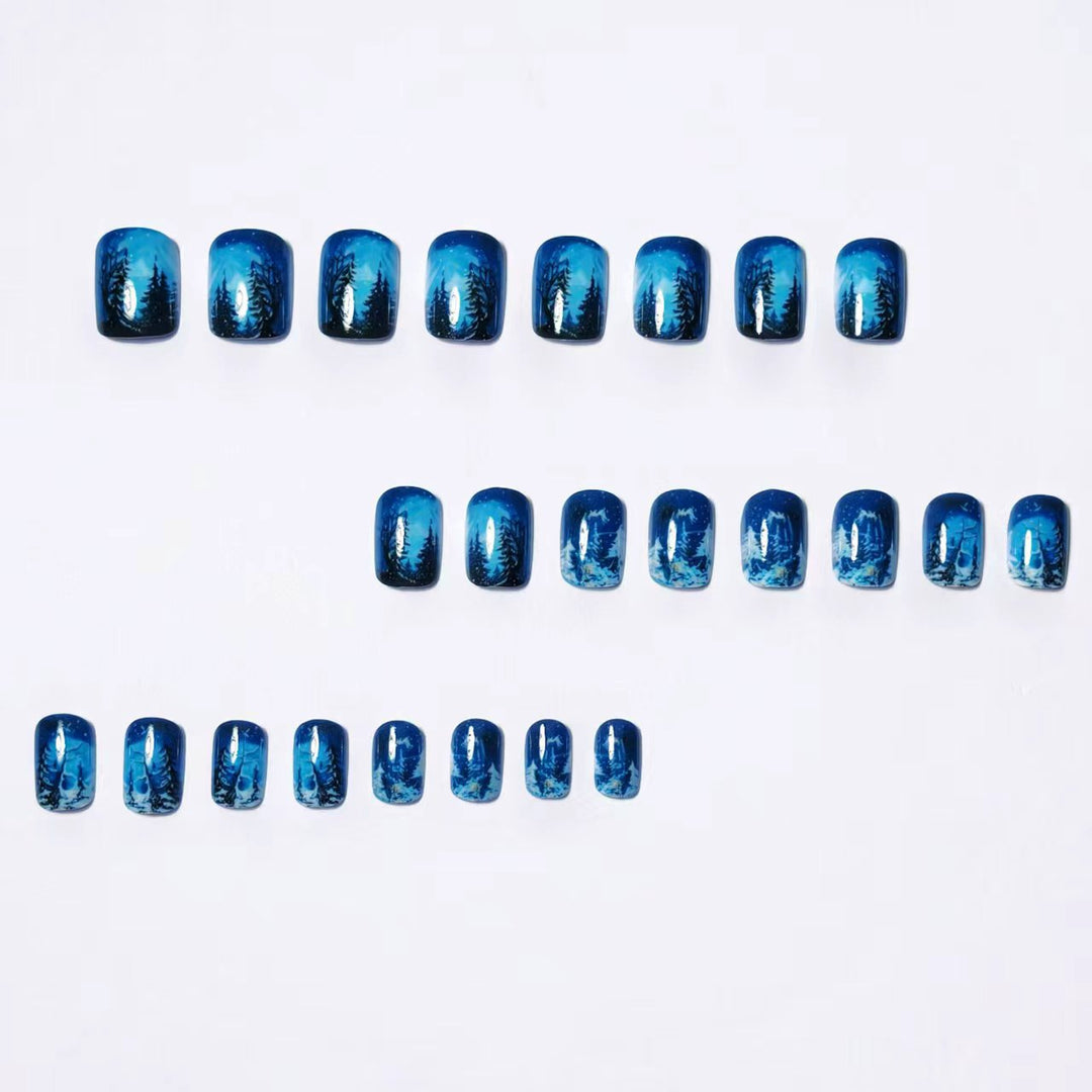 Artistieke plaknagels met winterlandschap in leisteengrijs