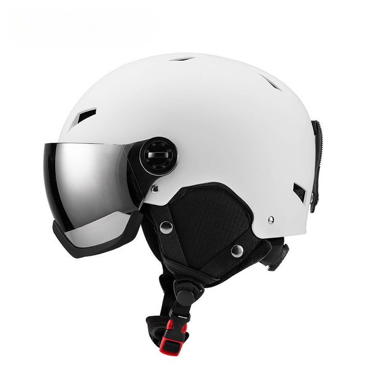 Skihelm met geïntegreerd vizier en aerodynamische schaal