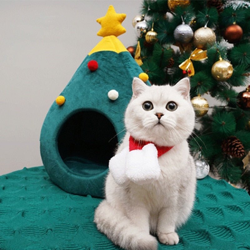 Kattenmand in kerstboomvorm met knusse gesloten binnenkant