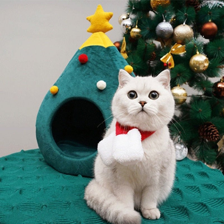 Kattenmand in kerstboomvorm met knusse gesloten binnenkant