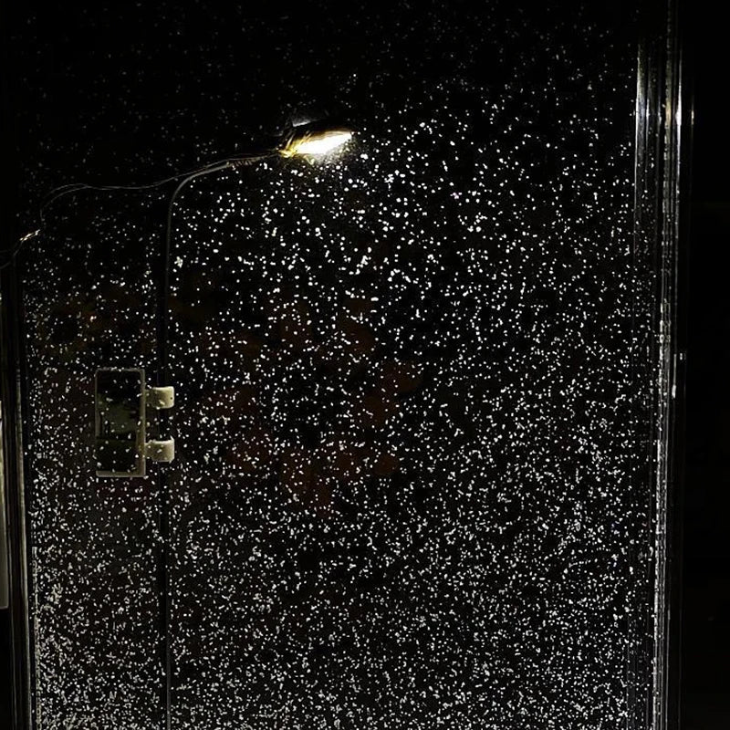 Nachtlampje lantaarnpaal met sneeuw – verlichte winterscène