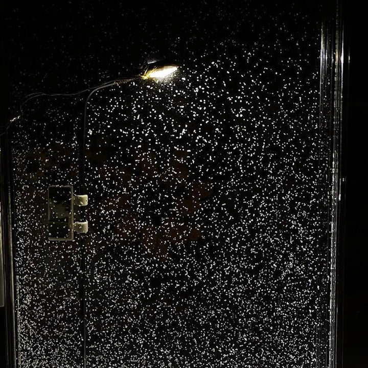 Nachtlampje lantaarnpaal met sneeuw – verlichte winterscène
