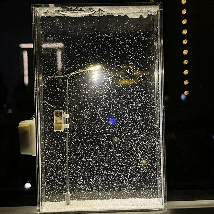 Nachtlampje lantaarnpaal met sneeuw – verlichte winterscène