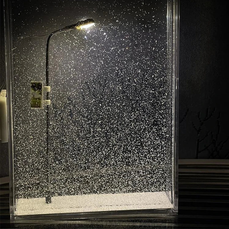 Nachtlampje lantaarnpaal met sneeuw – verlichte winterscène