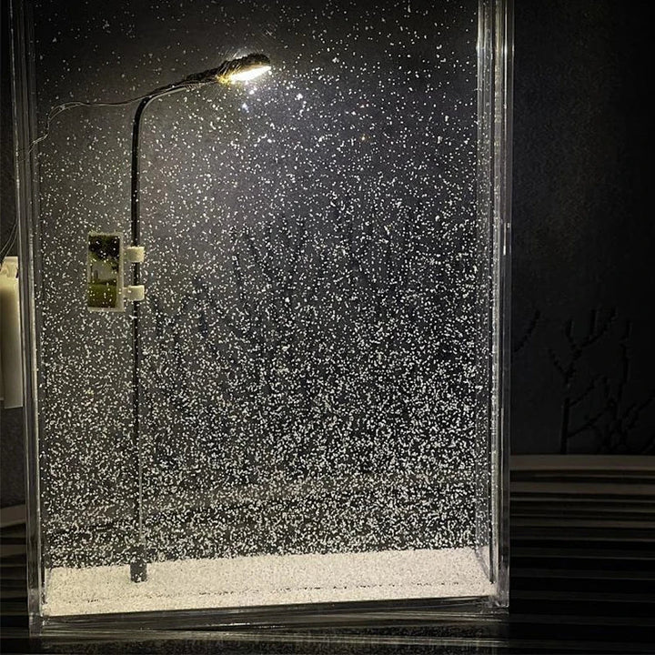 Nachtlampje lantaarnpaal met sneeuw – verlichte winterscène