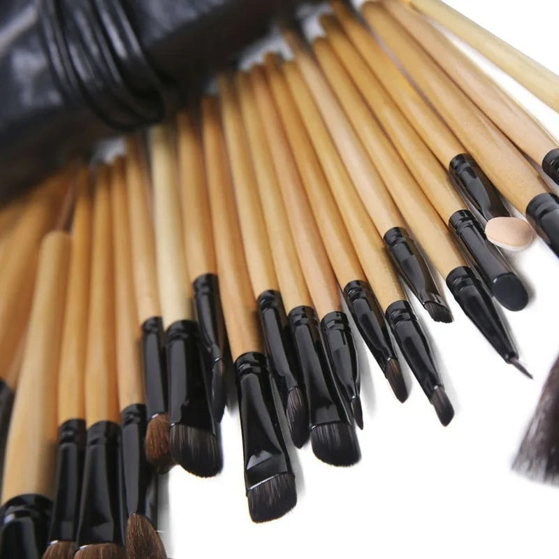 Make-up kwasten met houten stelen in etui