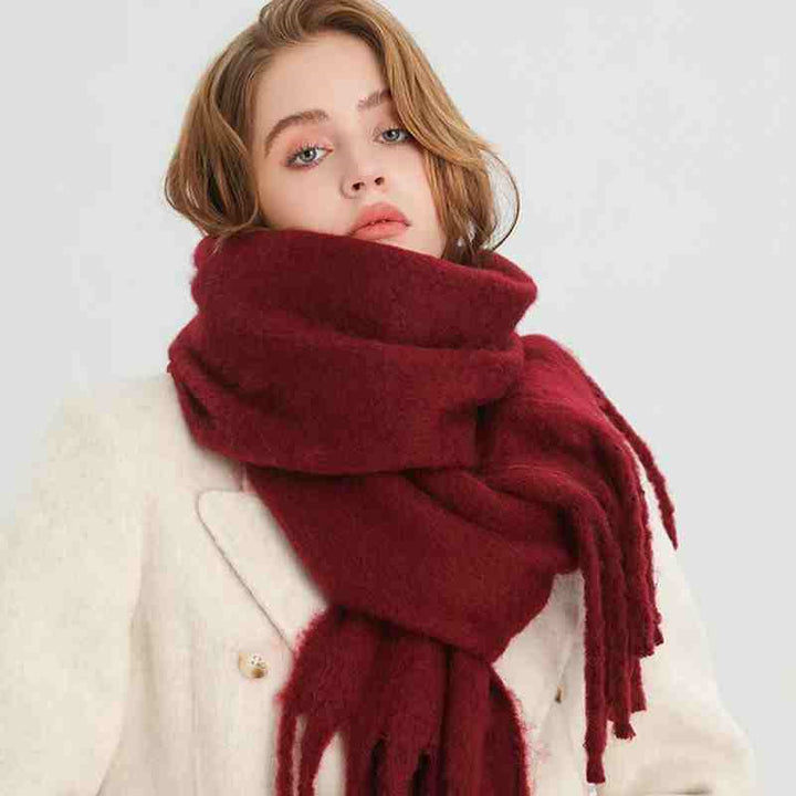 Vrouw met dikke wintersjaal met kwasten