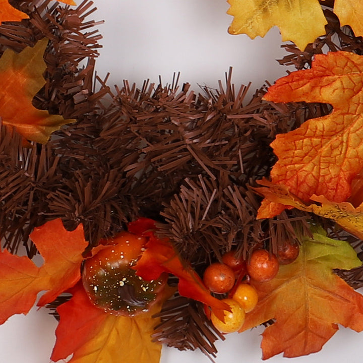 Herfstslinger met oranje esdoornbladeren op schouw