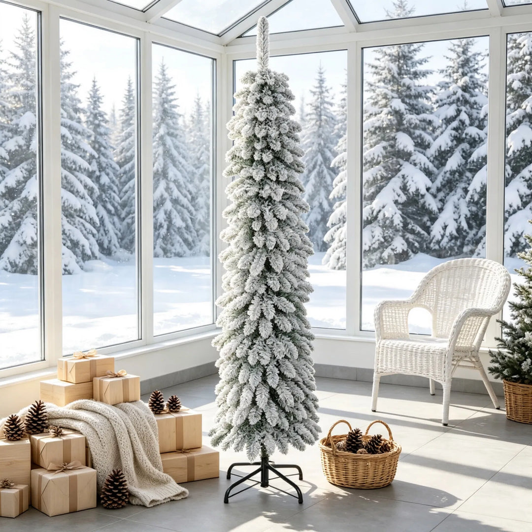 Smalle besneeuwde kerstboom zonder lampjes