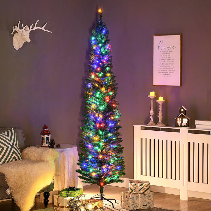 Groene smalle kerstboom met gekleurde lichtjes