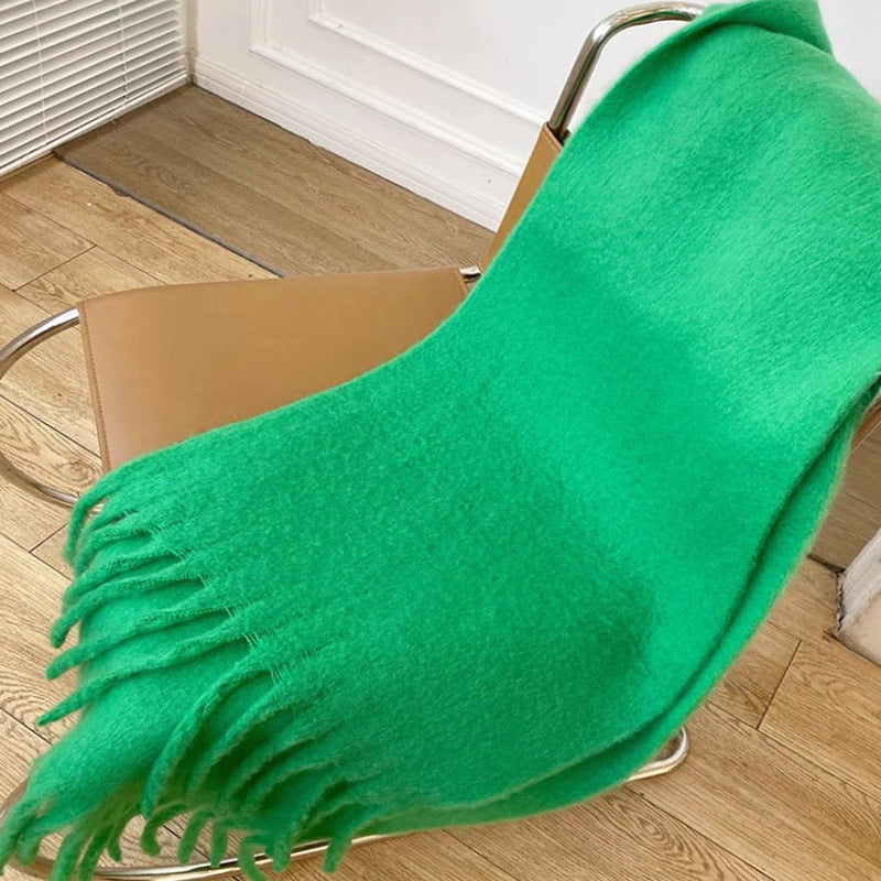 Vrouw met dikke pluizige groene sjaal