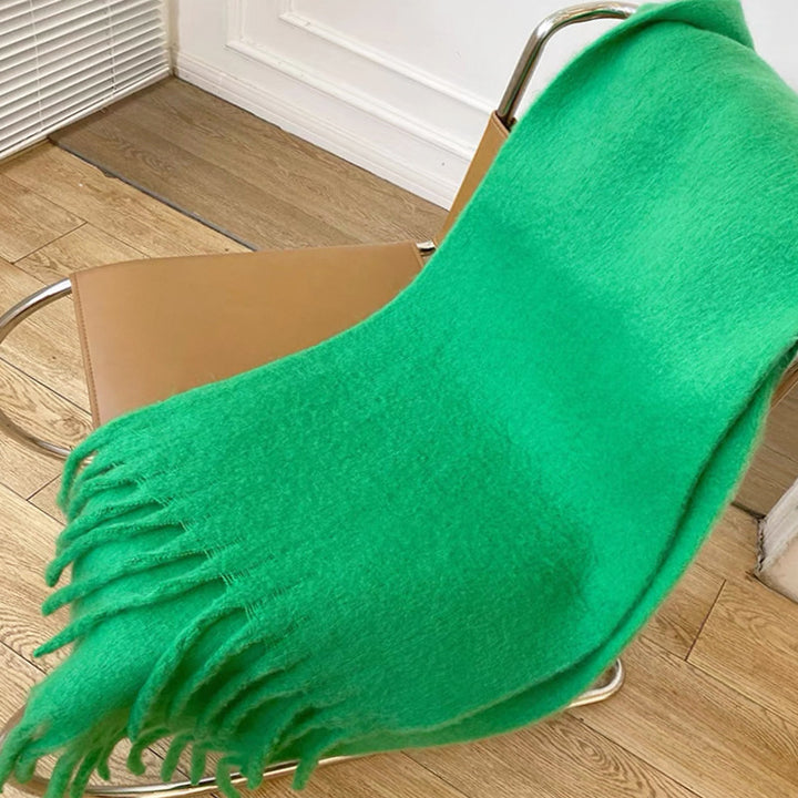 Vrouw met dikke pluizige groene sjaal