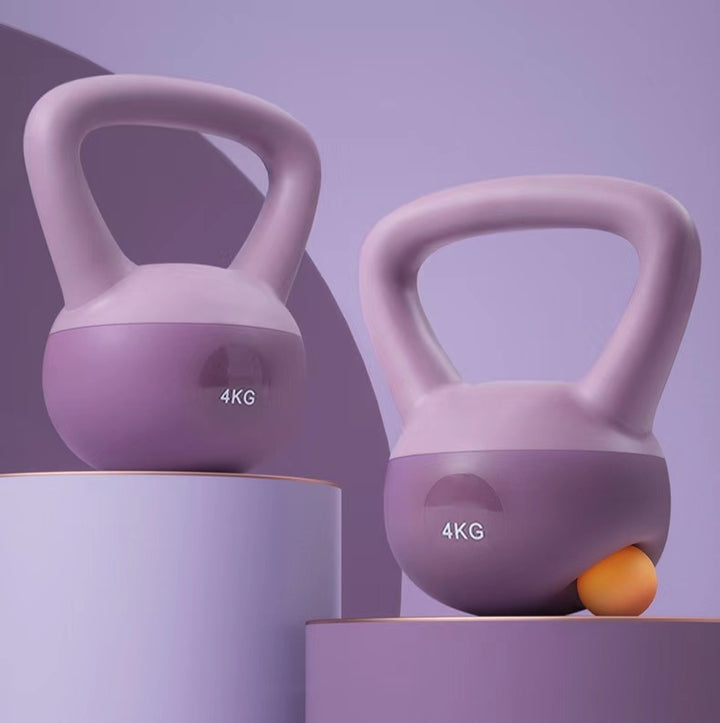 Lichtroze zachte kettlebell op de vloer