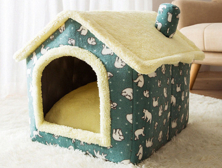 Kat kijkt uit een grijs pluche kattenhuisje
