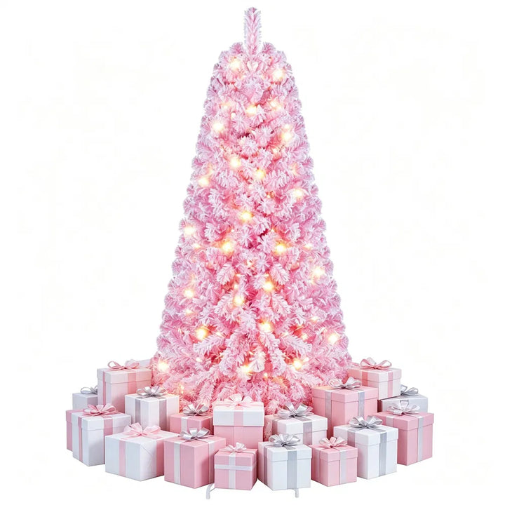 Kleine roze besneeuwde kerstboom met lichtjes