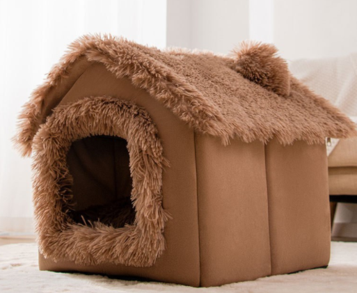 Kat kijkt uit een grijs pluche kattenhuisje