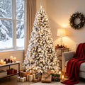 Grote besneeuwde Northern pine met lichtjes
