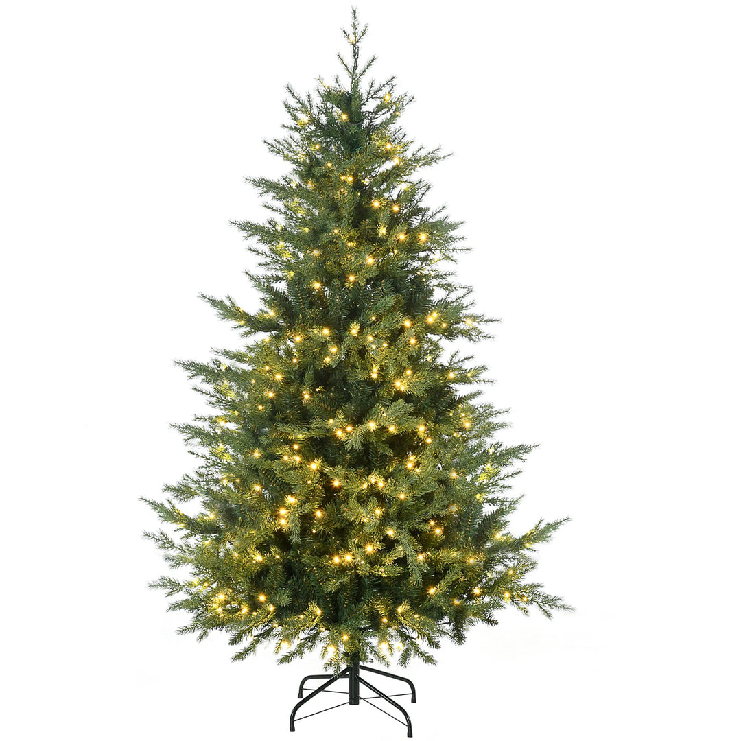 Volle realistische kerstboom met warme lichtjes