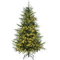 Volle realistische kerstboom met warme lichtjes