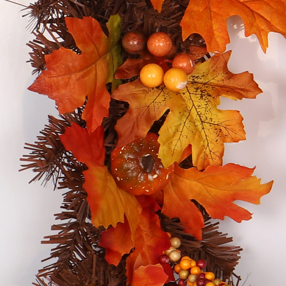 Herfstslinger met oranje esdoornbladeren op schouw