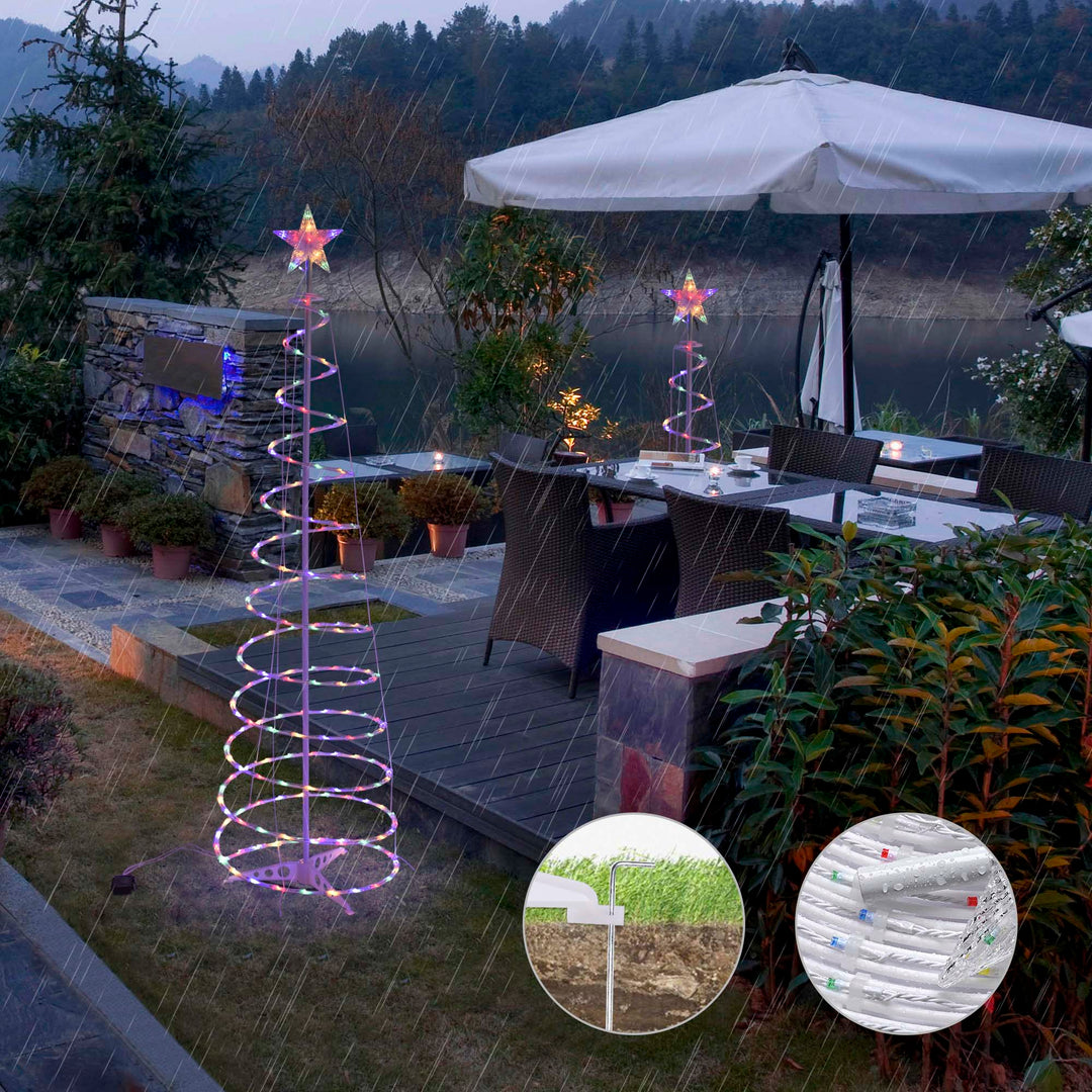 Verlichte led spiraalkerstboom met ster in de tuin