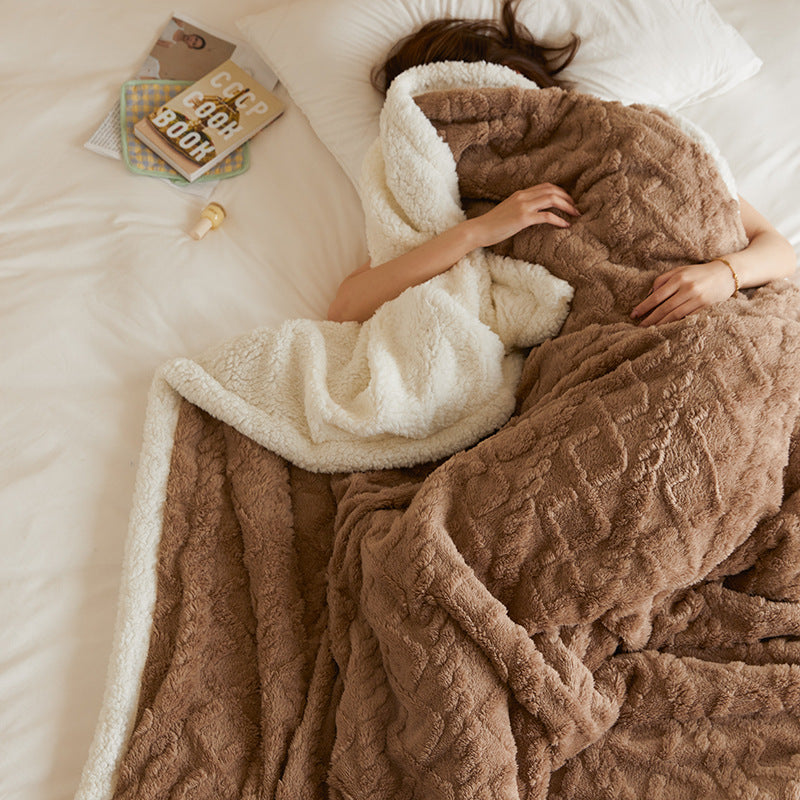Getufte fleece plaid op een bank