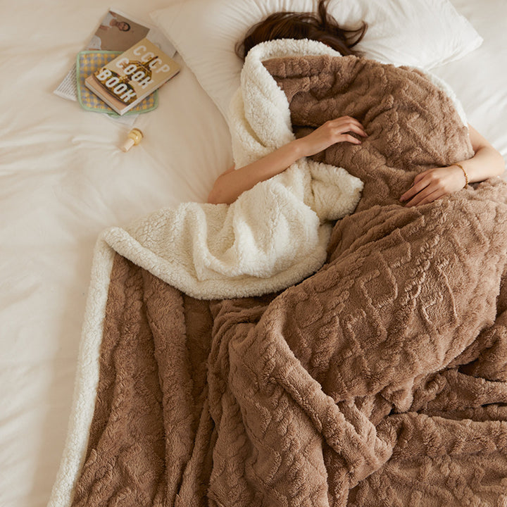 Getufte fleece plaid op een bank