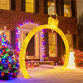 Verlichte kerstboog met kerstballen buiten