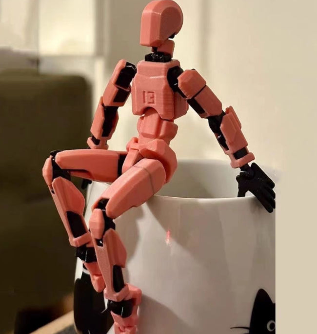 Oranje 3D-geprinte robotfiguur in actiehouding