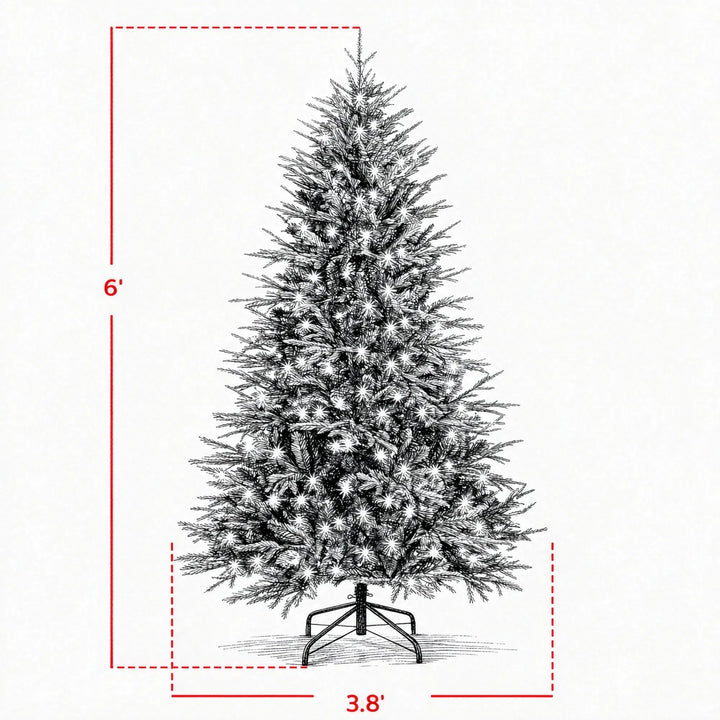 Volle groene kerstboom met warmwitte lampjes