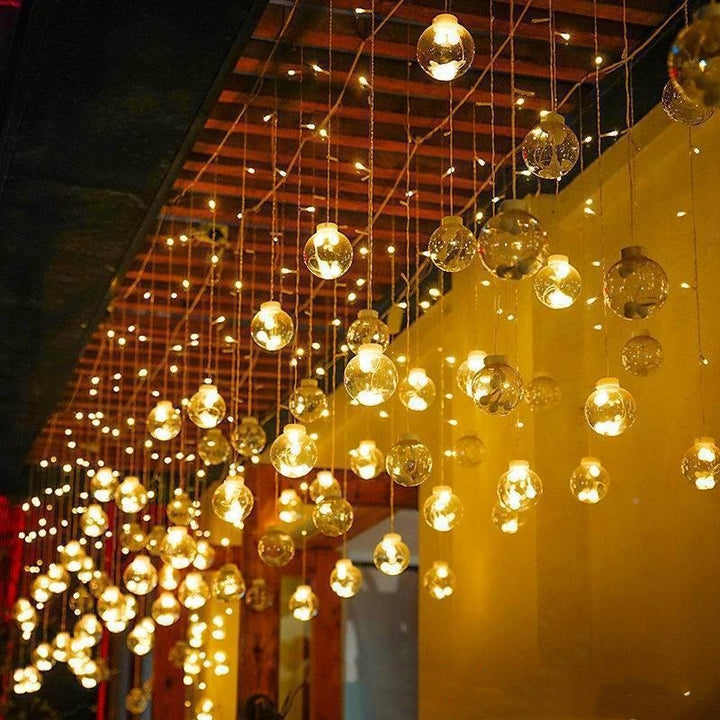 Lichtgordijn met heldere bollen voor raam