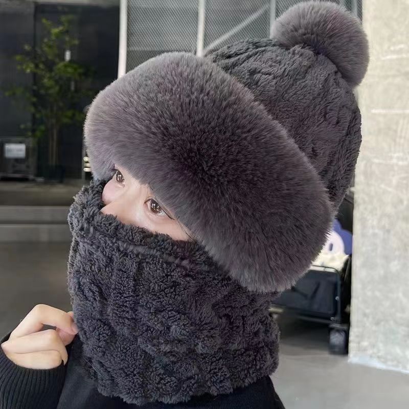 Pluche capuchonmuts met pompon en nekwarmer