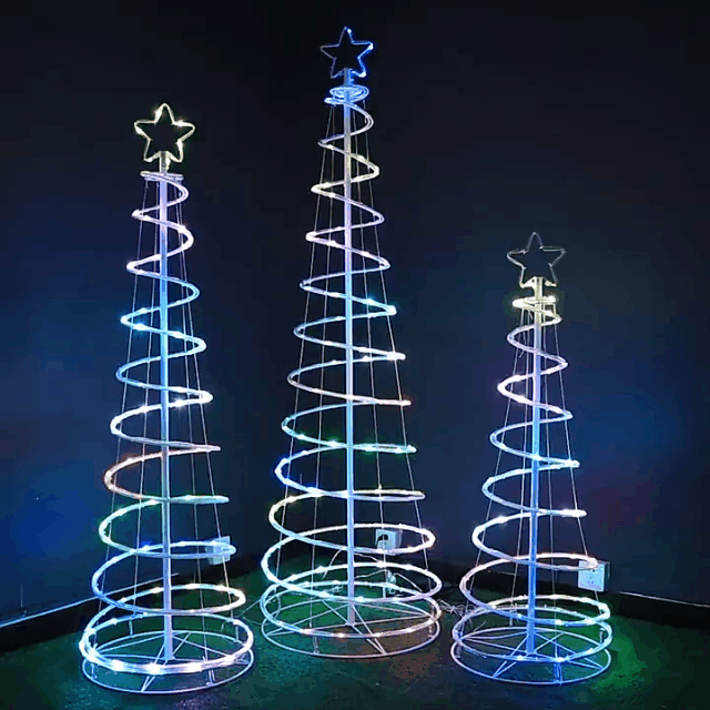 Verlichte led spiraalkerstboom met ster in de tuin