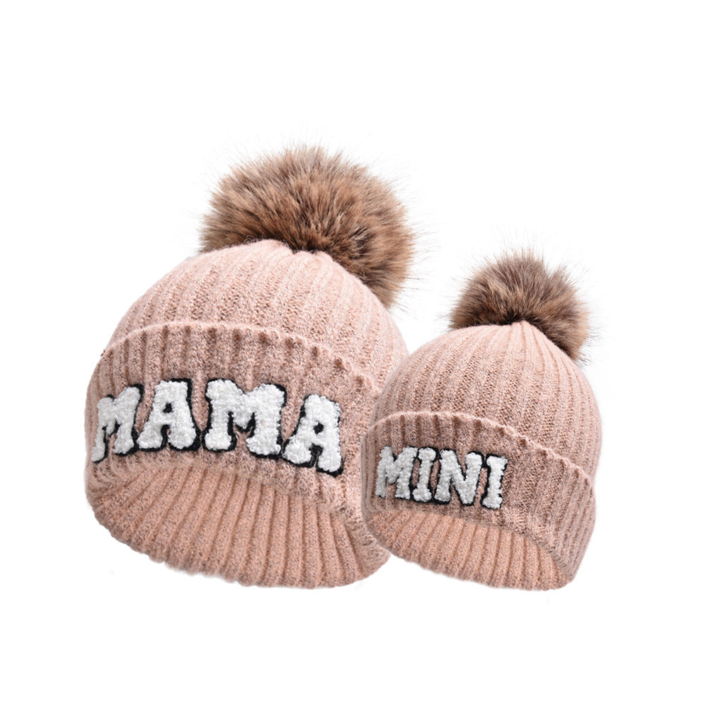 Geribde muts met MAMA-letters en pompon
