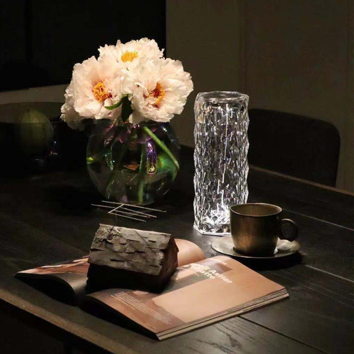 Kristallen rozenlamp die rozen op de muur projecteert