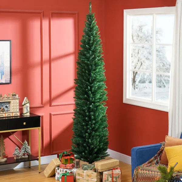 Hoge slanke groene kerstboom