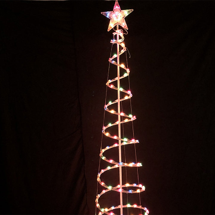 Verlichte led spiraalkerstboom met ster in de tuin