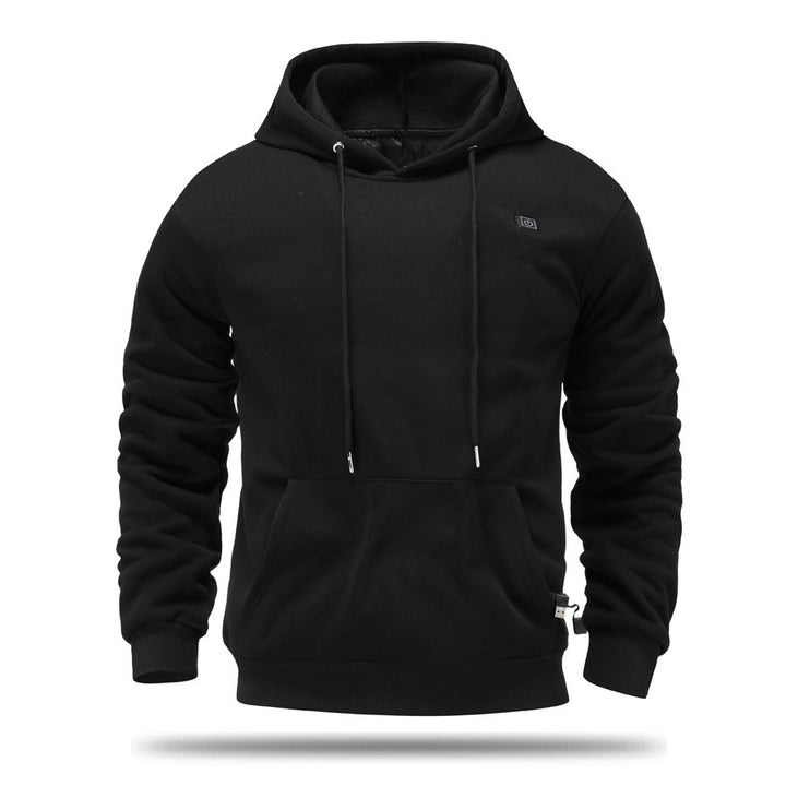 Man in verwarmde hoodie met kangoeroezak