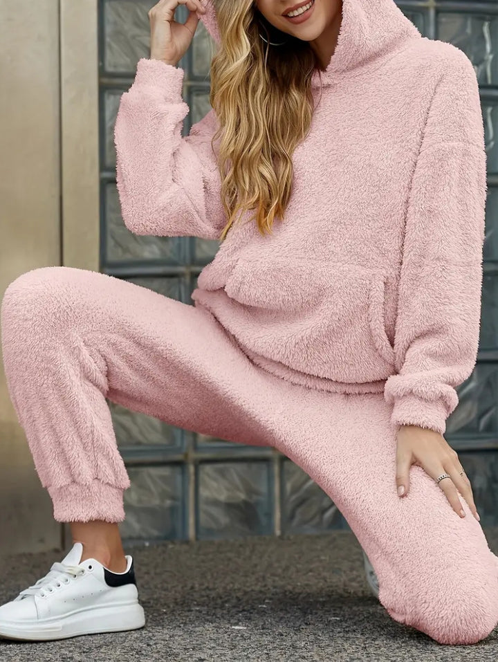 Vrouw in pluche huispak met capuchon